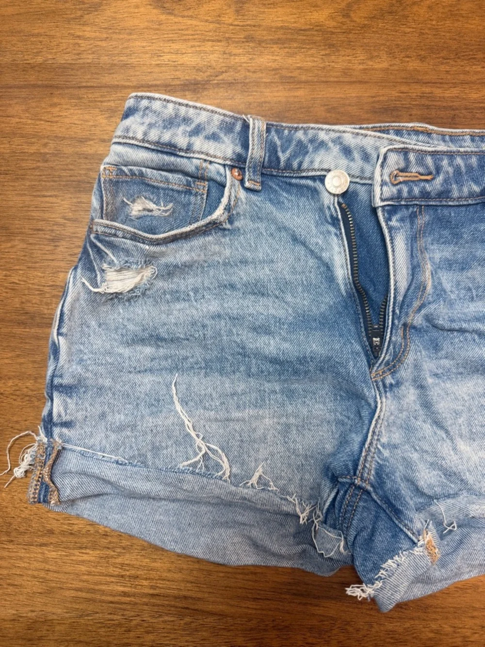 American Eagle Women's Light Blue Distressed Stretch Mom Shorts